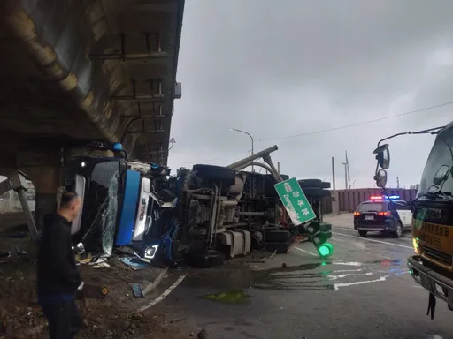 左轉曳引車追撞前車翻覆釀2傷　台61觀音段南下車道封閉4小時