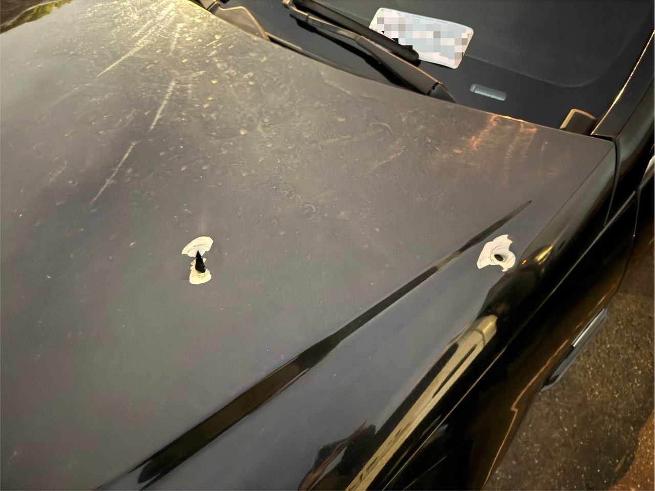 掏證件掉出毒煙彈!賓士車拒檢挨2槍撞警車狂逃 2嫌今晨投案