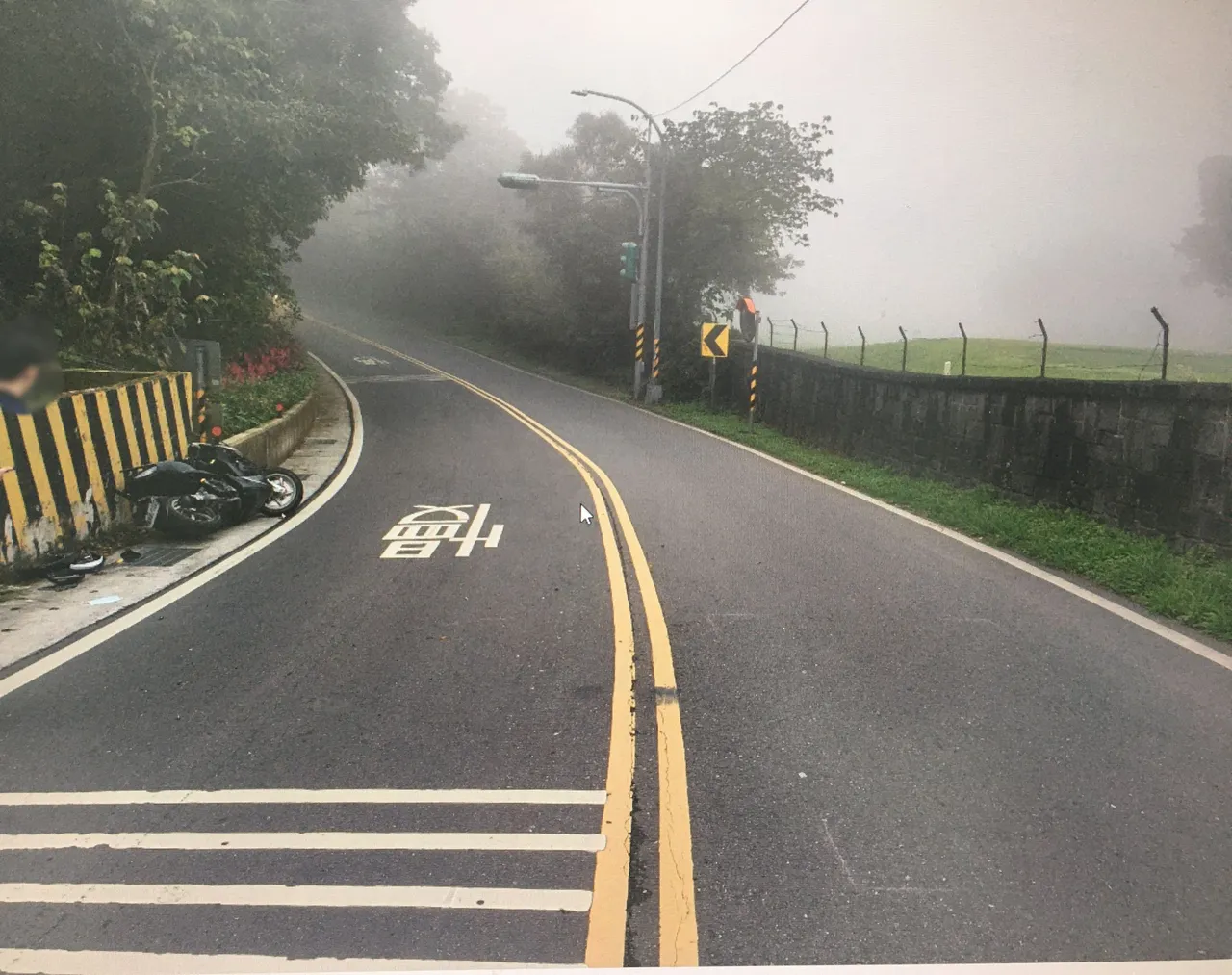 車禍現場汽車已經被移置，剩下被損壞的機車靠在路旁。翻攝畫面