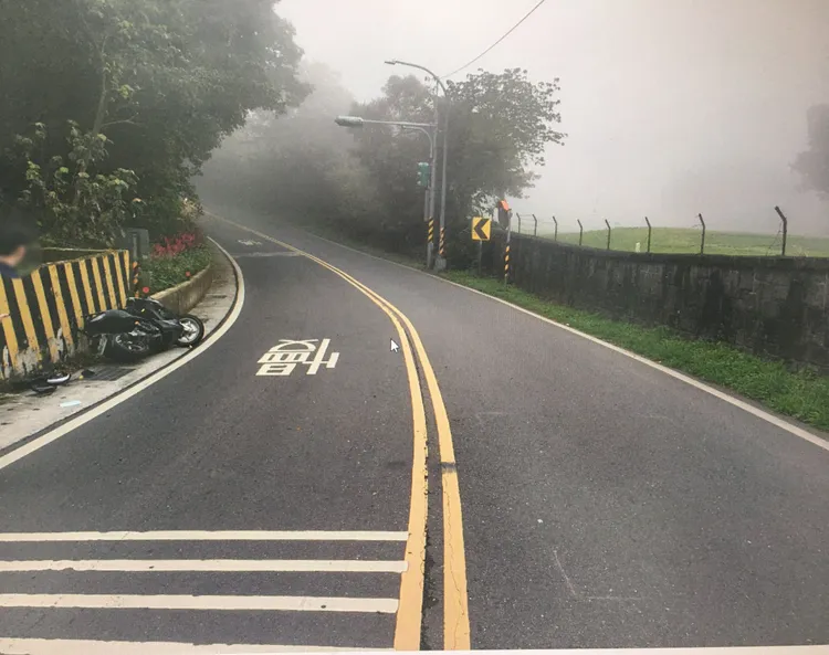 車禍現場汽車已經被移置，剩下被損壞的機車靠在路旁。翻攝畫面