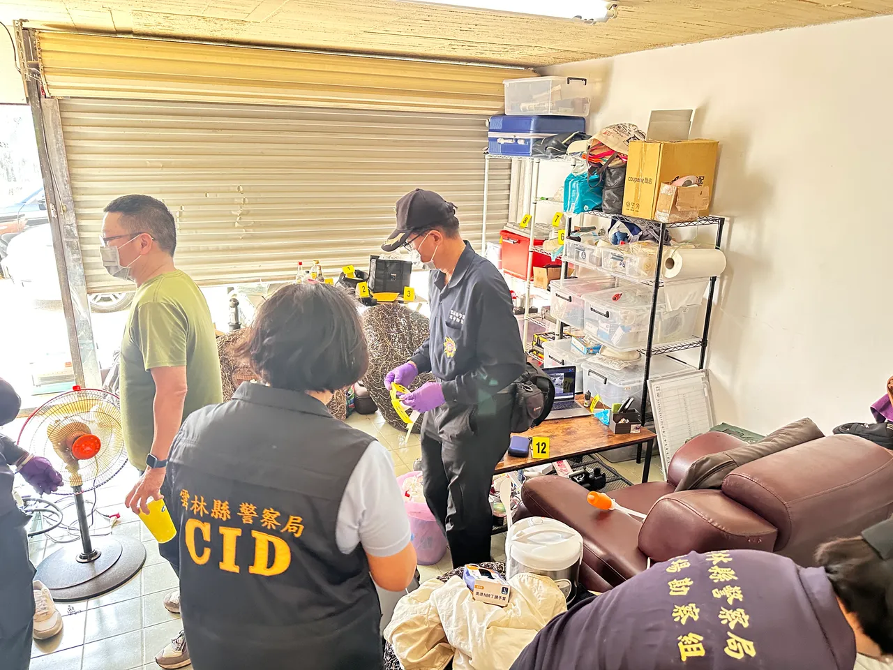 警方攻堅，當場逮捕嫌犯，並起出大批毒品。翻攝畫面