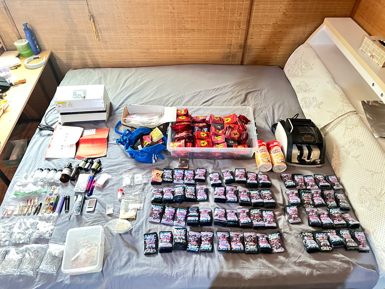 警方攻堅，當場逮捕嫌犯，並起出大批毒品。翻攝畫面