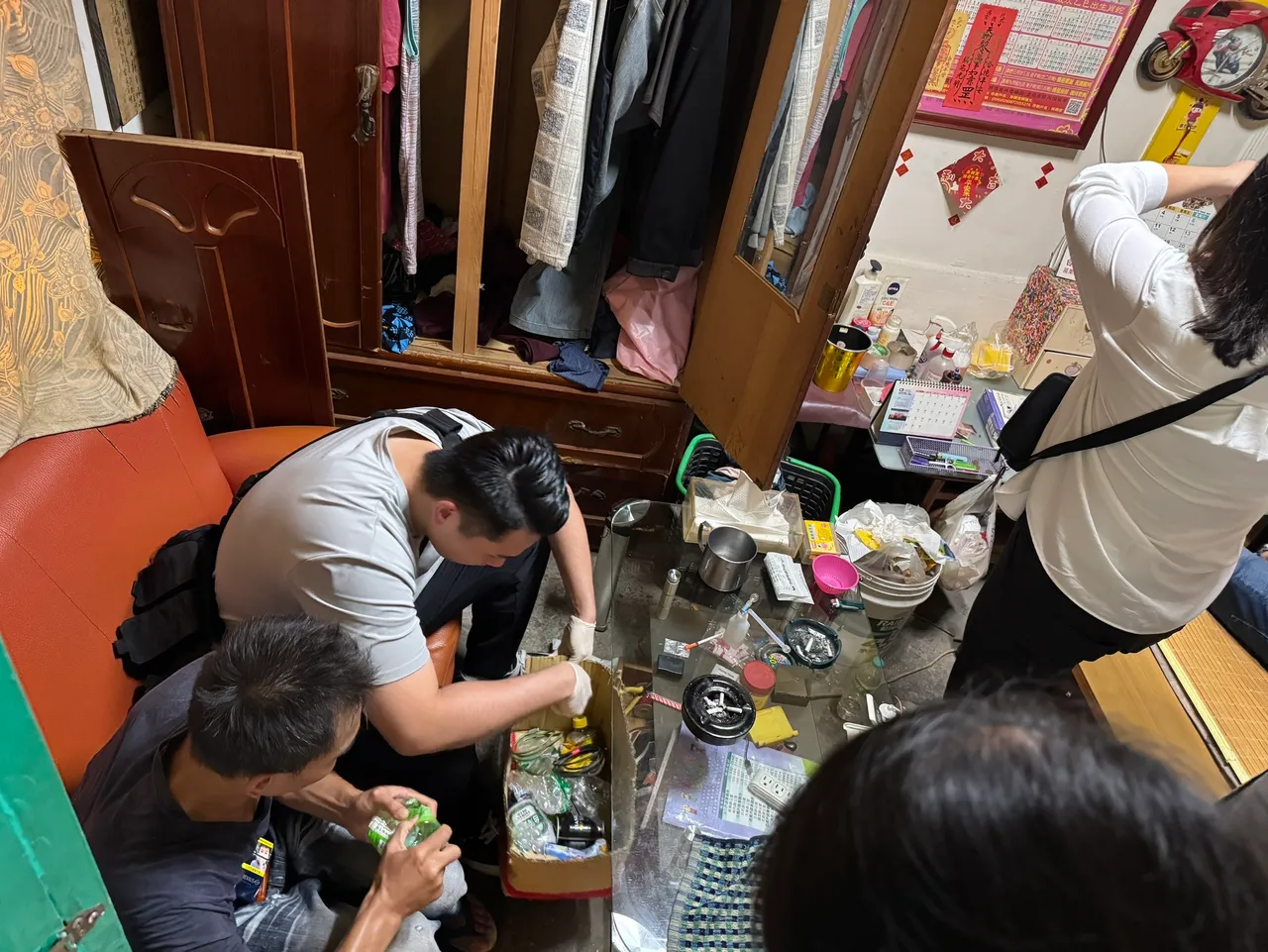 警方攻堅，當場逮捕嫌犯，並起出大批毒品。翻攝畫面