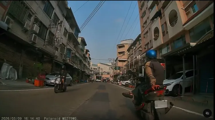 阿伯翹腳騎機車。翻攝Threads