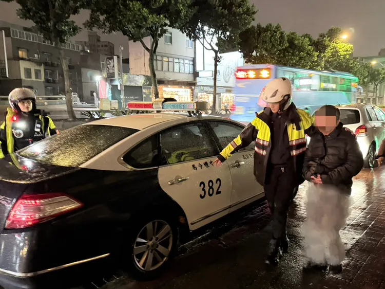 警方以巡邏車搭載老翁至派出所。中壢警分局提供