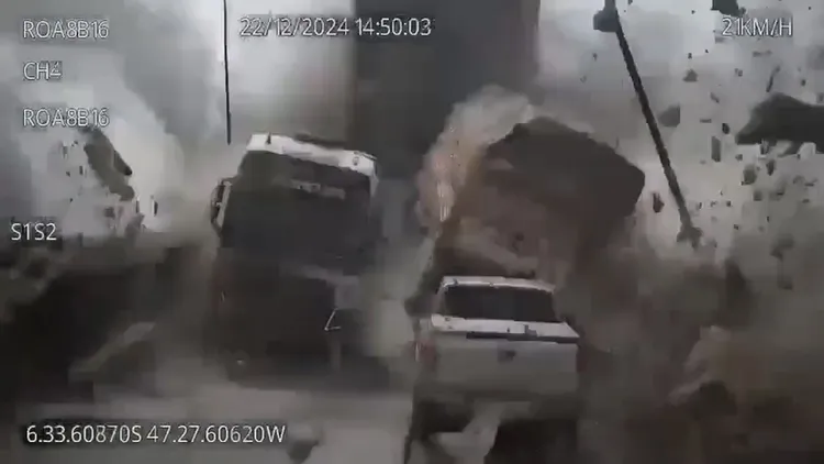 大橋斷裂後橋面高速墜入河中，橋上人車來不及反應。翻攝自X