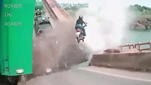 大橋坍塌14死「驚悚新影片曝光」　騎士騰空而起、汽車瞬間墜河