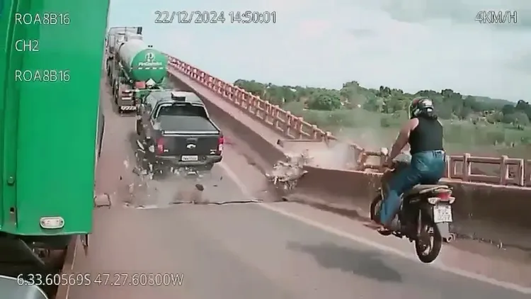 大橋斷裂時，一名機車騎士因為底下路面突然消失，連人帶車宛如騰空起飛。翻攝自X