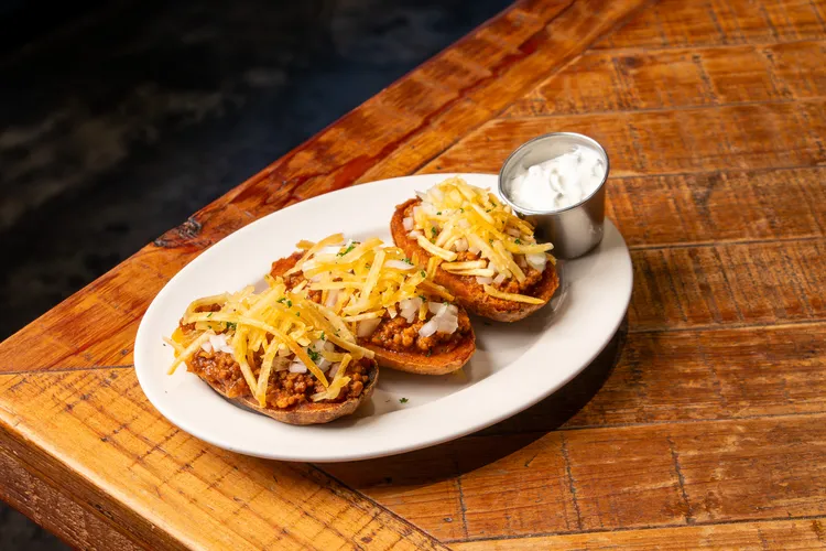 厚切馬鈴薯經烘烤後呈現微焦香氣，搭配Taco肉醬與香菜酸奶醬，層次豐富、風味鮮明。臺虎提供