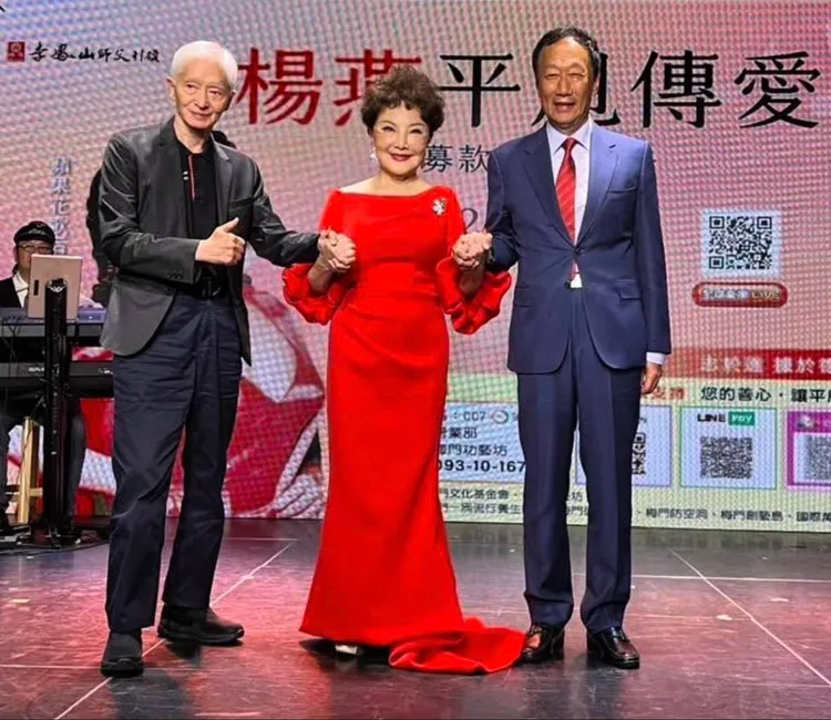 楊燕（中）除了巡迴演唱，也熱心投入做公益，左為李鳳山，右為郭台銘。楊燕提供