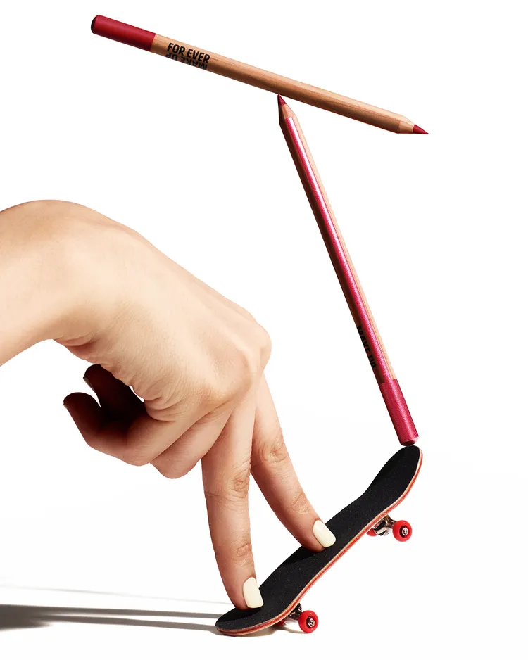 藝術大師多功能玩色彩妝筆，各900元。品牌提供