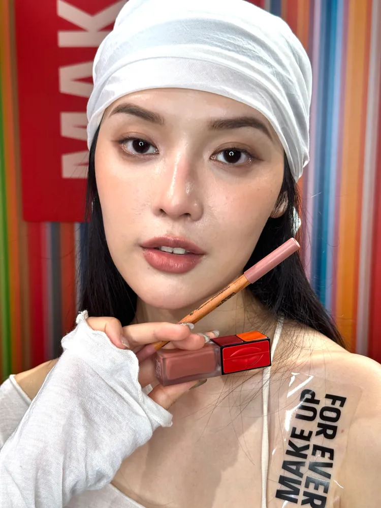 Model示範MAKE UP FOR EVER新品，打造同色系眼唇妝。張家玲攝