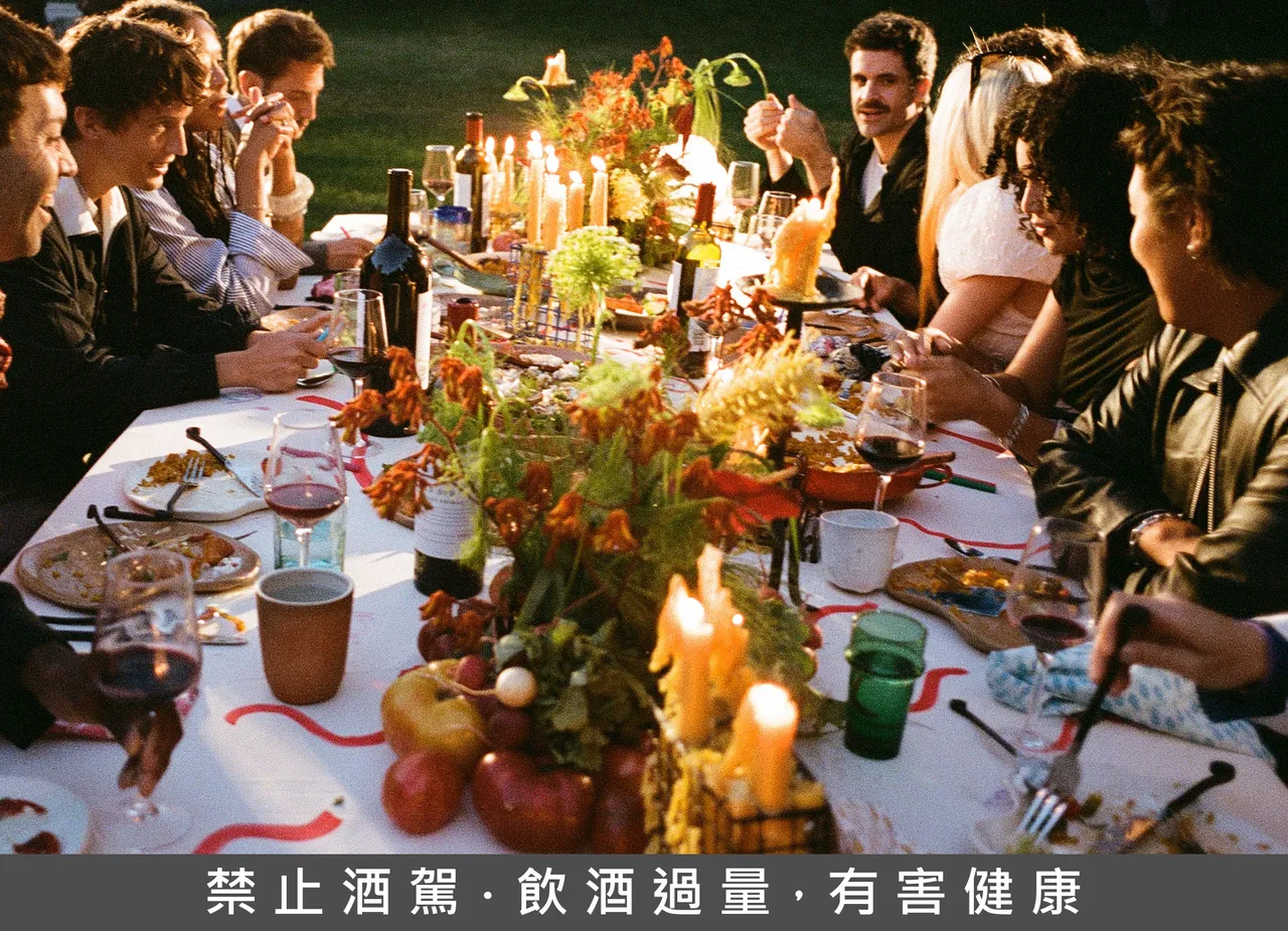 奔富於巴黎時裝週舉辦晚宴，與 Troye Sivan 共同慶祝聯名系列發表，營造極具藝術感的社交葡萄酒體驗。奔富提供