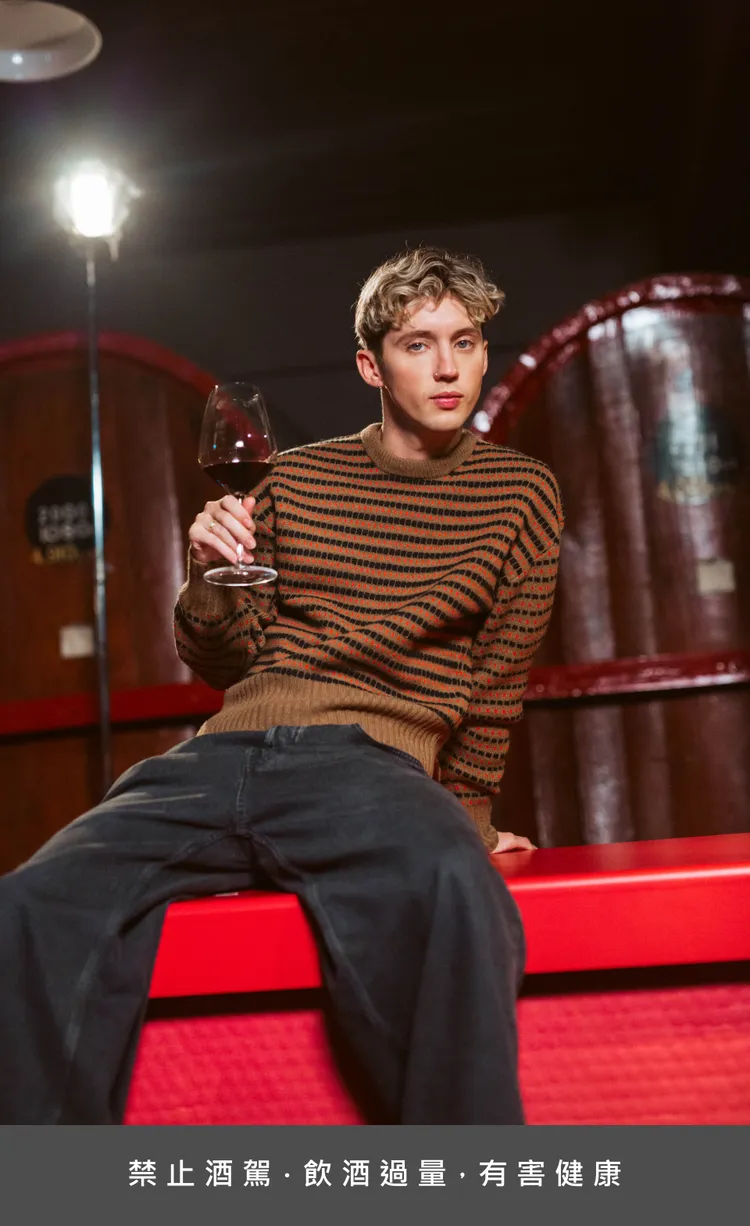 澳洲才子 Troye Sivan 舉杯致意，以其獨特的個人魅力，完美詮釋 Penfolds 兼具表現力與優雅的風格。奔富提供