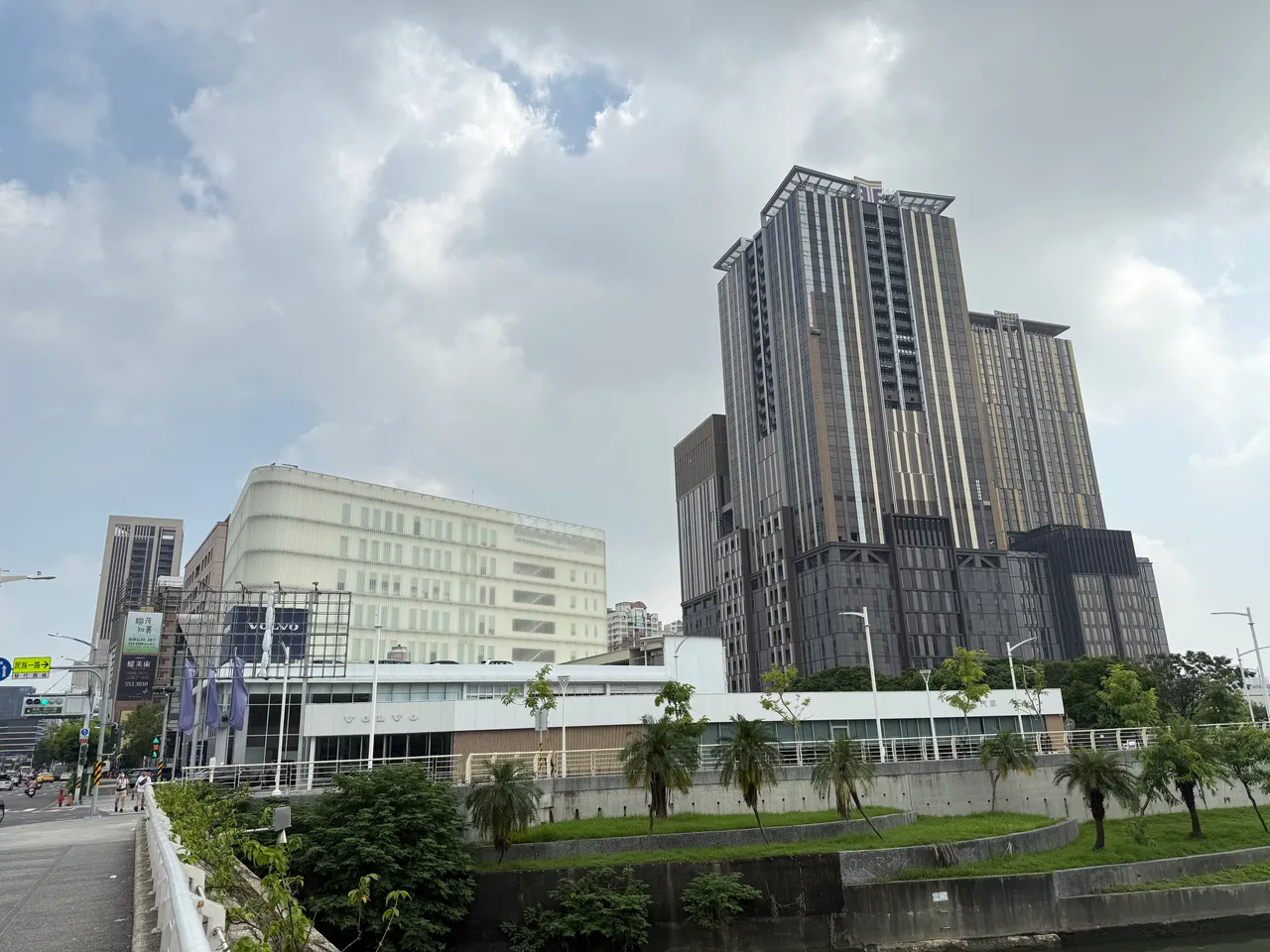 義享天地B館即將完工，對於區域房市發展將有很大助力。葉家銘攝