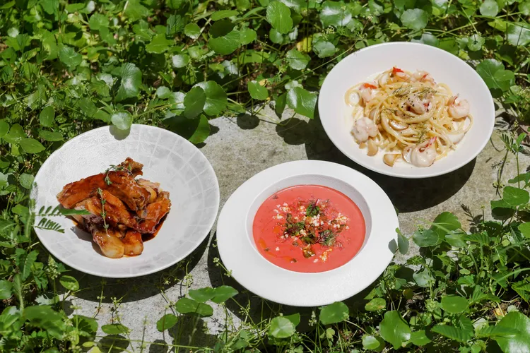 ORIGEN純正西班牙餐廳_(左到右)爐烤香草豬肋、西班牙番茄冷湯、蘑菇鮮蝦義大利麵。業者提供