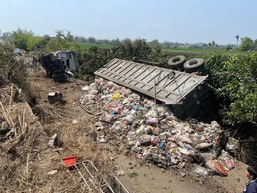 聯結車頭與車身慘斷！爆胎衝落國道邊坡　整車垃圾全吐出來了