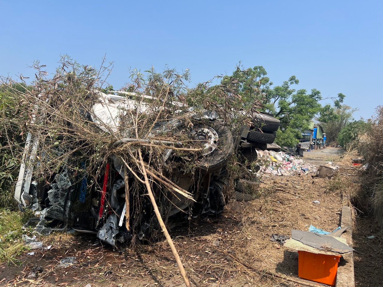 國道大車翻覆!聯結車爆胎失控撞擊護欄翻落邊坡 駕駛命大輕傷