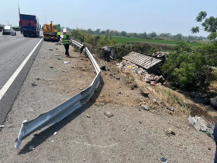 聯結車右前輪爆胎後失控，撞擊外側護欄後翻落邊坡。翻攝畫面