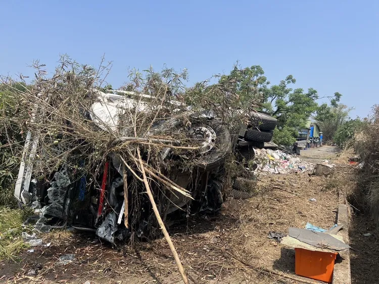 聯結車右前輪爆胎後失控，撞擊外側護欄後翻落邊坡。翻攝畫面