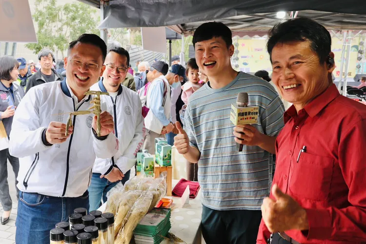 客家草編職人王昱翔邀請民眾參與「好尞十大遊程」中的客家工藝體驗活動。客家局提供