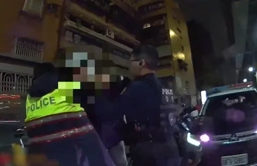 曾被控性騷陳天仁　健身網紅蔣政酒駕出拳毆警！遭壓制上銬　