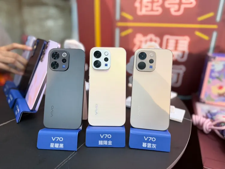 V70共有「豔陽金」、「暮雲灰」、「星曜黑」三款配色。趙筱文攝