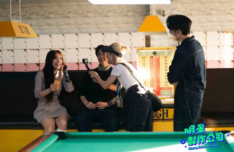 Lulu（右起）在鏡頭外頻頻對陳漢典下指令，要他摸李多慧。TVBS提供