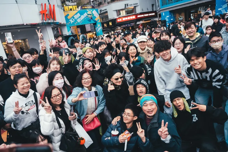 粉絲熱情包圍，搶與比莉合影。環球音樂提供