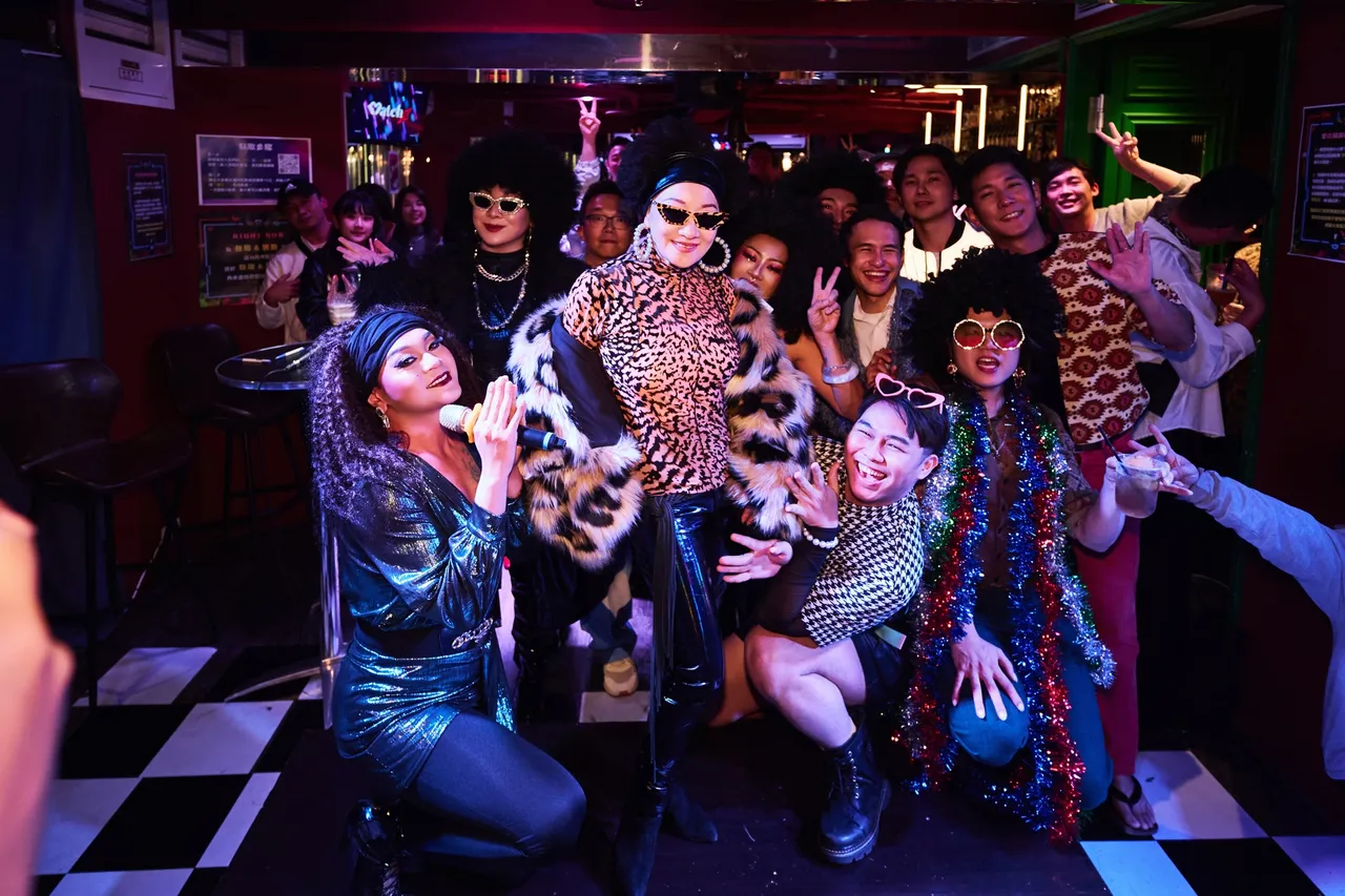 比莉前往同志友善酒吧快閃，帶動全場搖擺同嗨。環球音樂提供