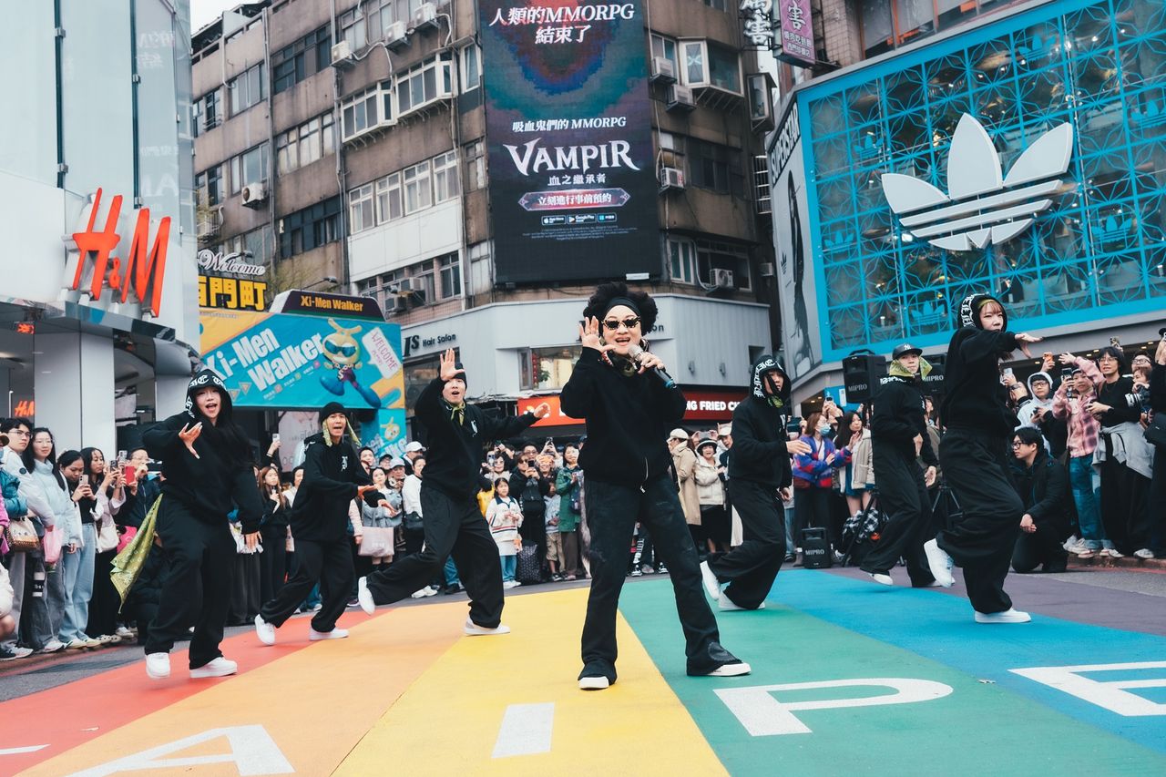 傳奇天后街頭快閃!粉絲圍觀搶看 驚見帥兒藏人群