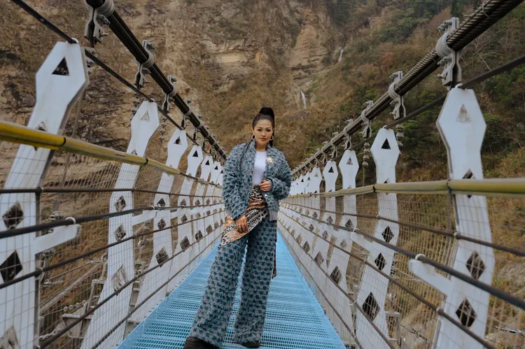 姑慕．巴紹為新作首度擔綱製作人。自在合作行 TAO DAO提供