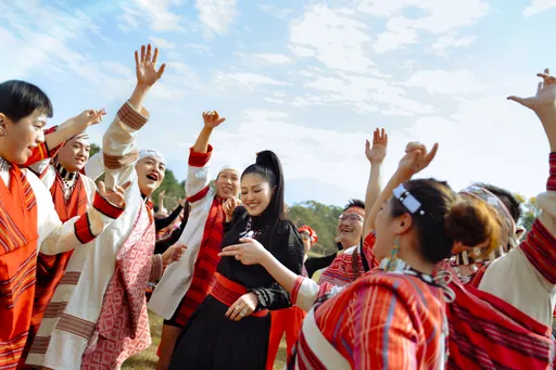 金曲歌后為南投燈會獻主題曲　一聲令下撂11族群、逾百人相挺