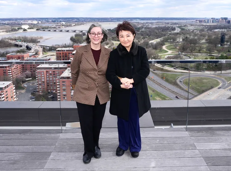 台中市長盧秀燕率團訪美，美東時間3月17日前往美國在台協會（AIT）華盛頓總部，在AIT華府總部執行理事藍鶯陪同下，先後會晤美國國務院及戰爭部高級官員。台中市府提供