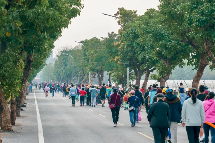 萬丹森林公園15日舉辦開幕健走活動，吸引超過3000人參加。屏東縣府提供
