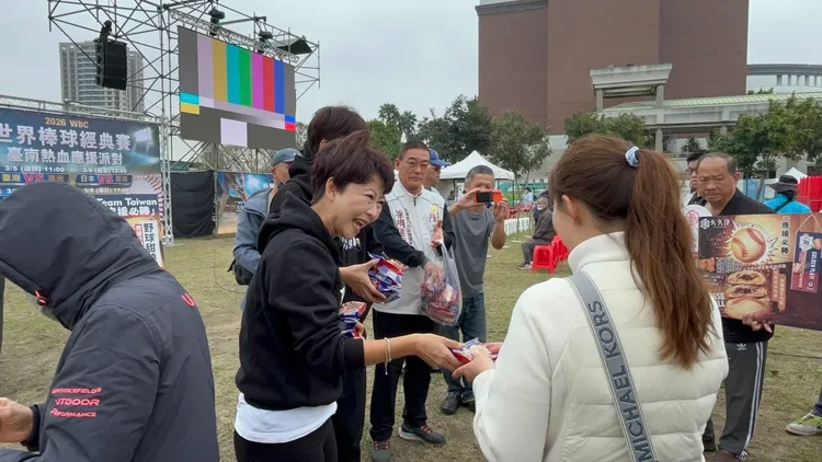 立委陳亭妃來到市政府前，親自發放600份限量「野球甜燒餅」。翻攝陳亭妃臉書