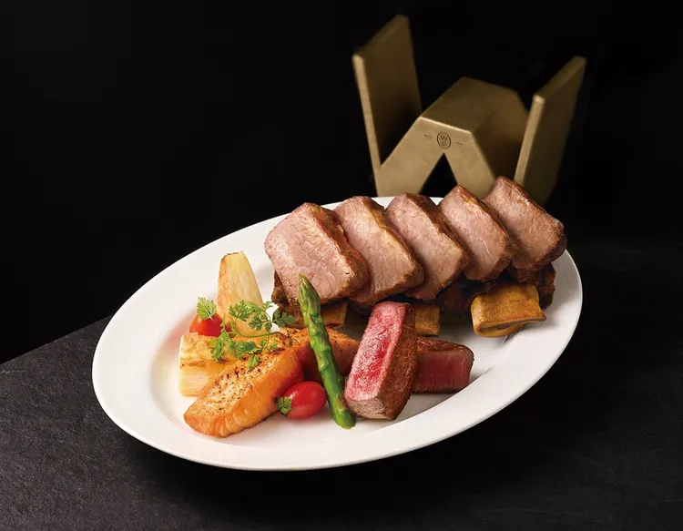 「王品牛排」新雙人主餐「王者盛宴」集結牛小排、鮮嫩菲力與柚香鮭魚三大經典菜色。王品集團提供