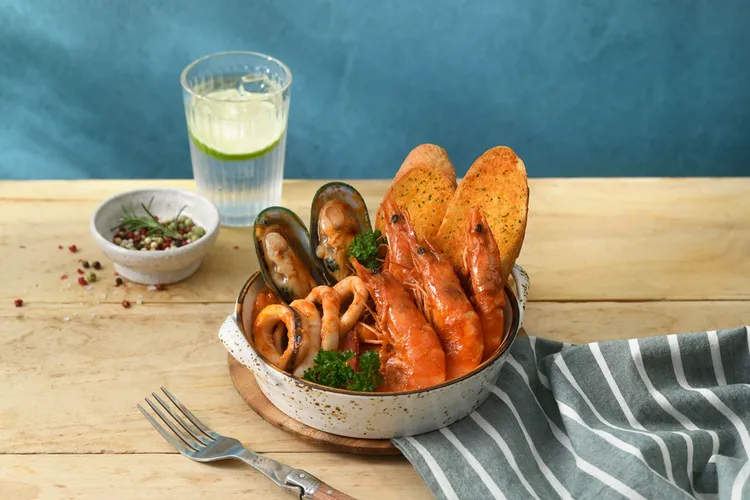 即日起至4/30期間，只要到全台西堤內用消費2客經典套餐，並出示西堤活動畫面，每桌即可獲得「馬賽海鮮拼盤」1份。王品集團提供