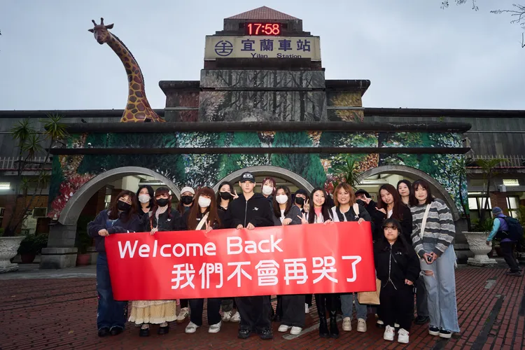 粉絲在車站迎接心中男神退伍。索尼提供