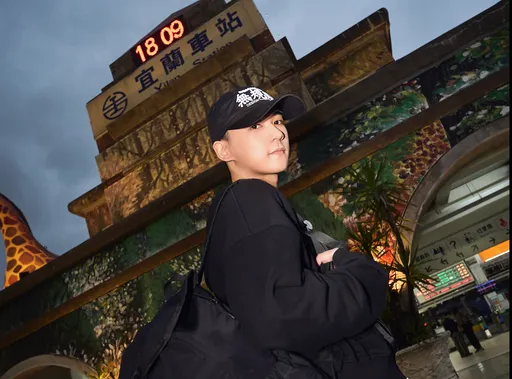 粉絲心疼淚水還沒流乾　男團「Ozone」周祖安退伍啦