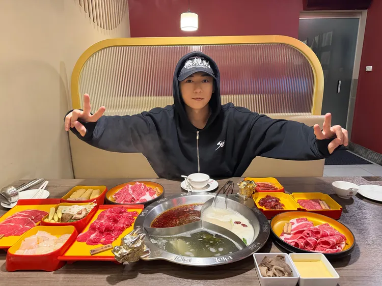 周祖安退伍後大啖火鍋。索尼提供