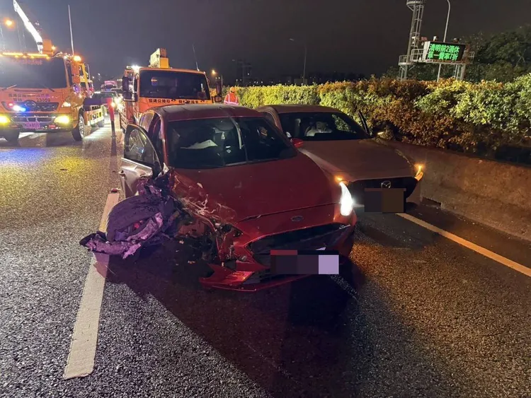 5輛轎車國道上連環追撞，部分車體嚴重變形。翻攝畫面