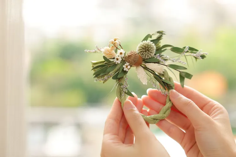 晶泉丰旅「春漾．初綻」住房專案入住三天兩夜加贈「初春注連繩」美學手作體驗，以編織祈福小物為旅程留下紀念。晶泉丰旅提供