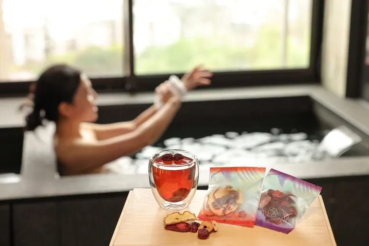 晶泉丰旅「春漾．初綻」住房專案贈送「花漾果乾水組」，以天然果乾沖泡，為溫泉旅程增添清新果香。晶泉丰旅提供