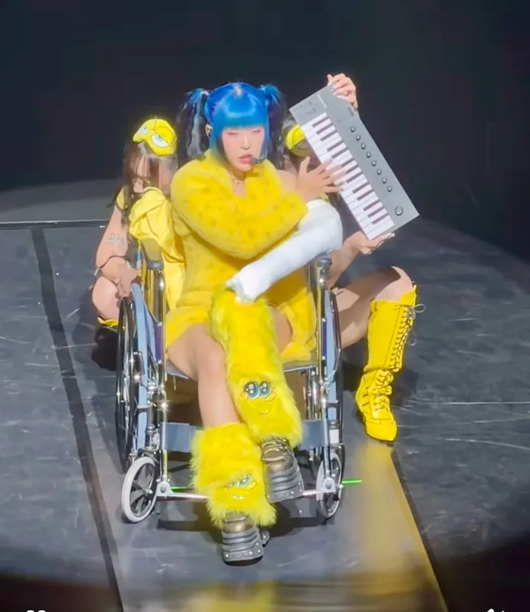 C.Holly坐輪椅開唱。翻攝Threads