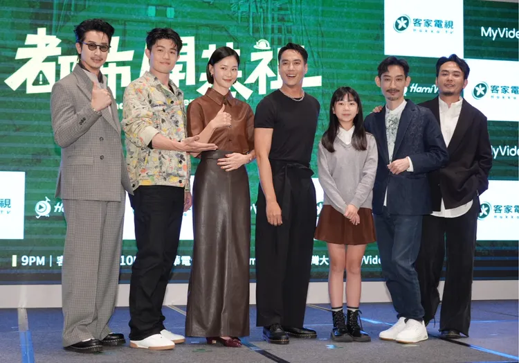 林呈恩（右三）和莊凱勛（右四）飾演父女。攝影中心攝