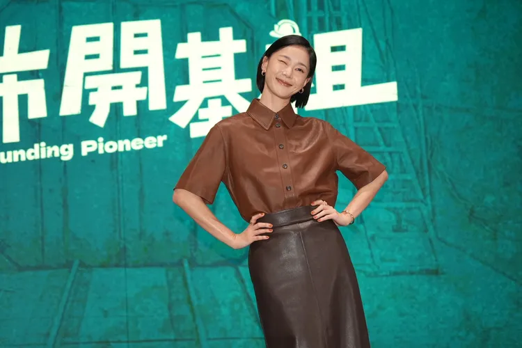 鍾瑶萬綠叢中一點紅。攝影中心攝