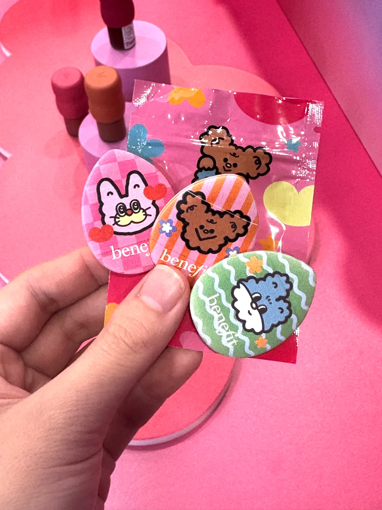 Benefit攜手插畫品牌「波波冰狗室」聯名的手指粉撲盲包，共有3款設計。張家玲攝