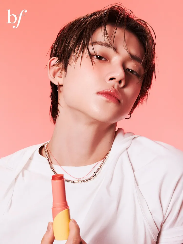 TXT崔然竣愛用Benefit果汁冰透腮紅棒#蜜桃奶霜。翻攝品牌IG