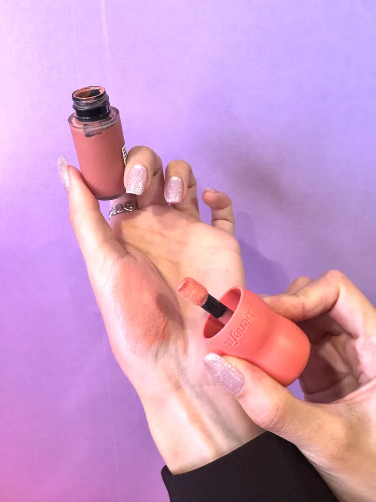 Benefit雲朵空氣腮紅棒採用「液轉霧」技術。張家玲攝